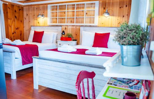 Cottage 3 - Queen and Full Beds Child Loft w 2 Twins Private Bath Kitchenette Pets Allowed Fee applies - Photo 2