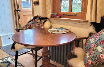 Plank Bridge Shepherds Hut in Orchard - Peaceful Escape for Two - Foto 10