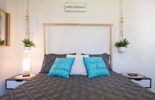 Cali 2BR Getaway Firepit, Yard & Spring Charm - Foto 3