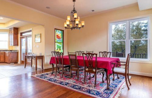 Riverbend Lodge Spacious Riverfront Home with Hot Tub Pool & Mountain view - Foto 27