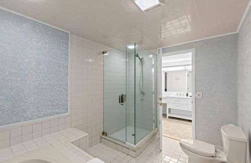 NEW! 4BR I Indoor Pool on the Bay in Boat Town USA - Foto 26