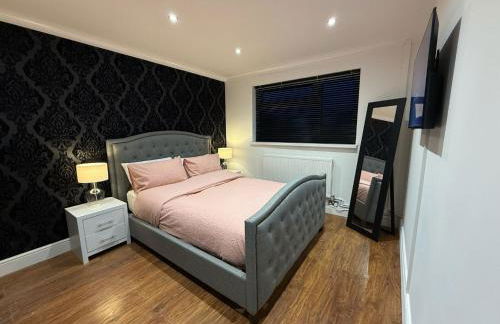 Stylish & Cosy Home in Bridgend with free parking - Photo 12