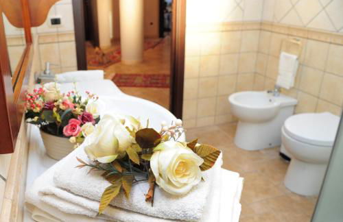 Villa Radiosa In Sicily with private fenced pool, Please read, leggete, HOST INFO for correct cost - Foto 12