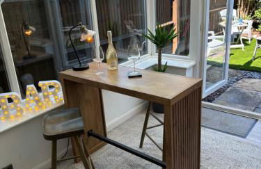 Redwing Retreat Bicester Village - Stylish Retreat Steps from the Shops - 2 Bed House with Garden and Parking - Foto 5