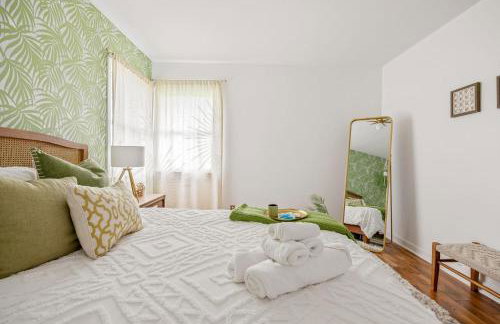 Indy Palm Pad with Patio & Tiki Bar-Mid-Century Charmer-Family Friendly - Photo 24