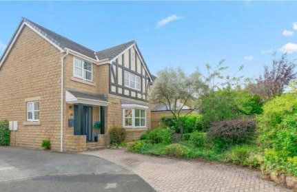 Stylish home close to the Yorkshire Dales & Leeds Airport - Photo 1