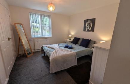 Large Modern House With Private Parking - Photo 74