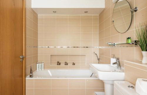 Modern contemporary home in beautiful setting - Foto 77