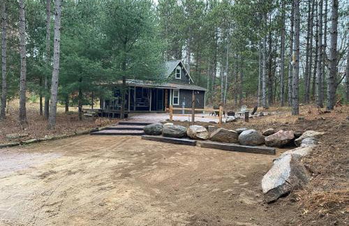 Cabin in the woods with fire pit and porch - Foto 6