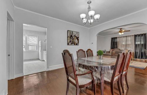 Renovated Main Floor Large 3 Bed House - Photo 19