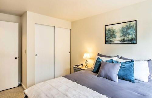 Quiet Lakefront Olympia Home with Dock on Half Acre - Foto 19