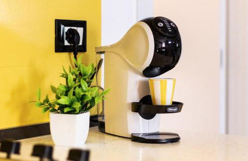 Black & White or Pop Art - Design Apartments with Parking & WiFi - Photo 28