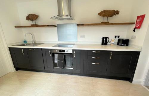 The Little Seahorse - Newly Renovated Cottage 5mins Walk The Beach with Hot Tub - Photo 24