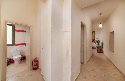 3-Min Drive to Kalyves Beach, Stone Villa in Armenoi next to Cafés & Taverns by the Natural Water Springs - Foto 12