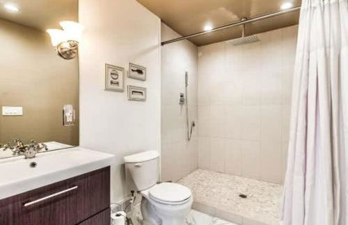 Spacious 5BR - Sleeps 10 - University District home - Photo 10