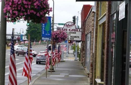 Super Cute & Cool Home with 65Inch TV 2Baths 4 Bedrooms 2King Beds BBQ Grill Fenced Backyard - Foto 56