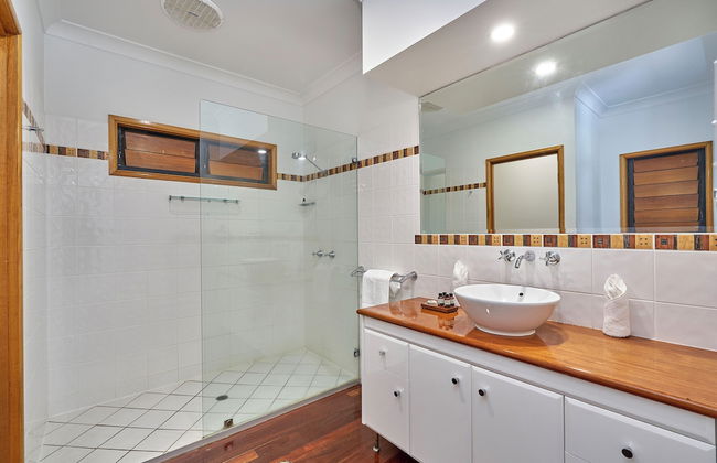 Reeflections Beachfront Holiday House - Photo 19