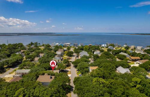 Couples Retreat with Hot Tub, Beach Cruisers, Spa Bath - Foto 49