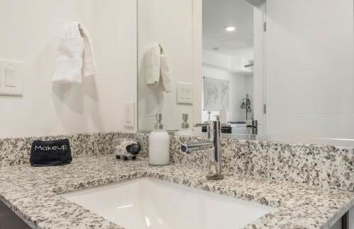 Apt in Heart of SLC - King Bed - Gym - Smart TV - Foto 17