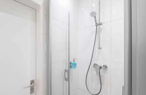 Big Central Apartment near Rotkreuzplatz with 3 BR for 12 PAX - Photo 24