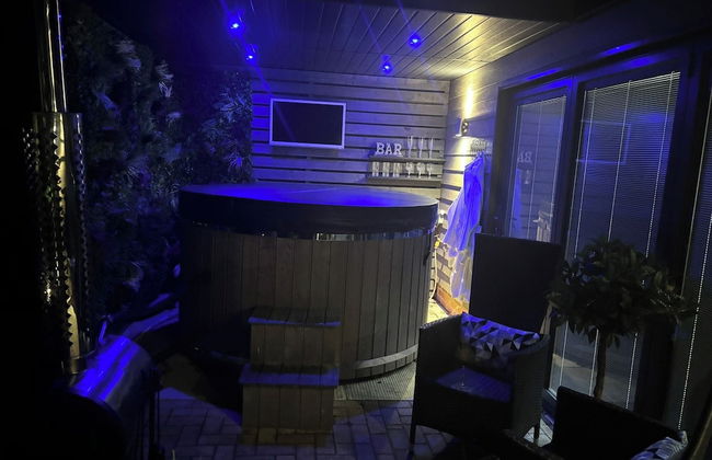 Sheffield-apartment-sleeps4-parking-hottub - Photo 20