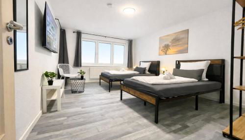 STN Kocherwald Suite - Ferienwohnung mit 4 Schlafzimmer, 8 Big Beds, Parkplatz & Balkon, Highspeed WLAN, Netflix Premium, Zentral zu Audi & Schwarz Gruppe - Foto 2, towels