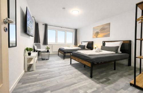 STN Kocherwald Suite - Ferienwohnung mit 4 Schlafzimmer, 8 Big Beds, Parkplatz & Balkon, Highspeed WLAN, Netflix Premium, Zentral zu Audi & Schwarz Gruppe - Foto 2