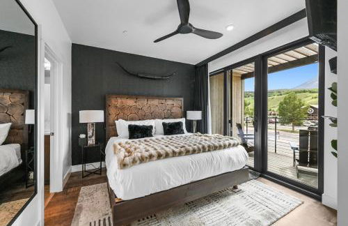 4-Season Modern Mountain Penthouse with Private Hot Tub & Scenic Views - Foto 6