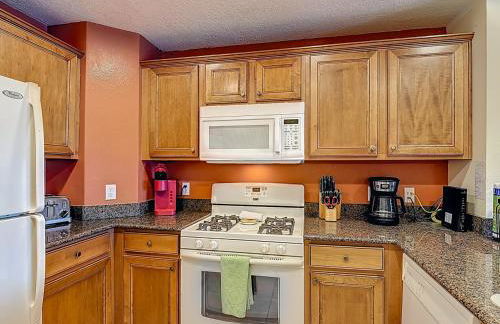 3-BR Condo with Dreamy Balcony Views, Walk to Pool - Foto 12