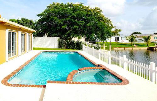 Stunning Lake-Front Villa with Pool & Spa - Foto 17