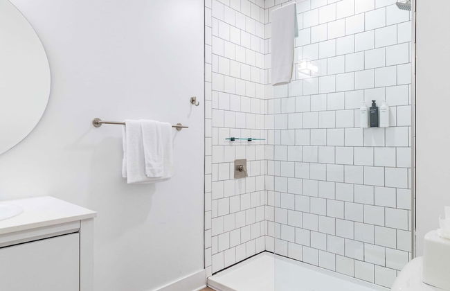 Dual Bachelor Pads w/ Rooftop Lounge & Games Sleeps 26 5 Min to Broadway - Foto 42