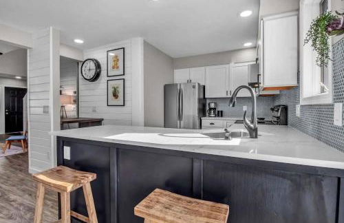 Modern Townhome with Decks Fireplace & Mountain Views - Foto 15