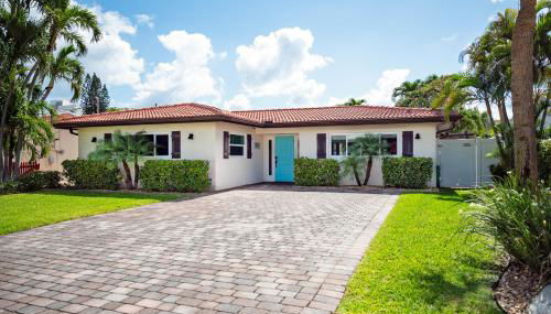 Charming Beach House w/Private Pool Paradise~WALK TO BEACH - Foto 3