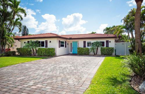 Charming Beach House w/Private Pool Paradise~WALK TO BEACH - Foto 3