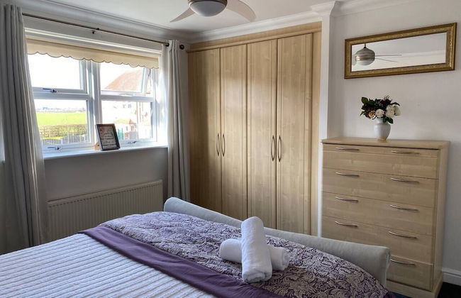 4-bed House With Private Garden in Barnsley! - Photo 11