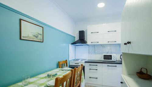 Elegant Private Residence in the Heart of the City 200m from the Beach - Photo 1, stove, toaster