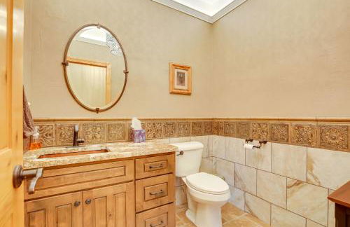 Hot Tub and Golf Course Views Luxe Sturgis Home! - Foto 12