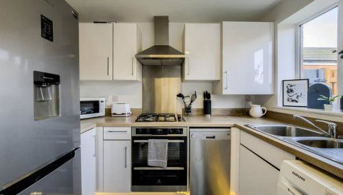 3 BedRoom house, Sleeps 6 with Full Kitchen, Garden and Free Parking - FREE Wi-Fi near Milton Keynes Bowl - Foto 5, stove, dishwasher, pet friendly, toaster