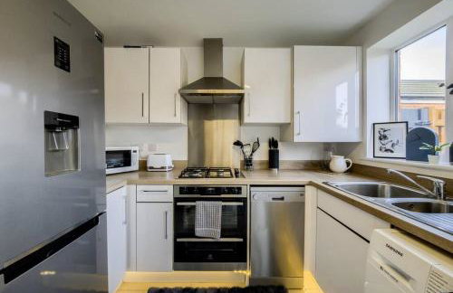 3 BedRoom house, Sleeps 6 with Full Kitchen, Garden and Free Parking - FREE Wi-Fi near Milton Keynes Bowl - Foto 5