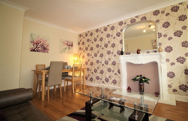 2 Bedrooms - Large Balcony Apartment & Parking - Foto 8