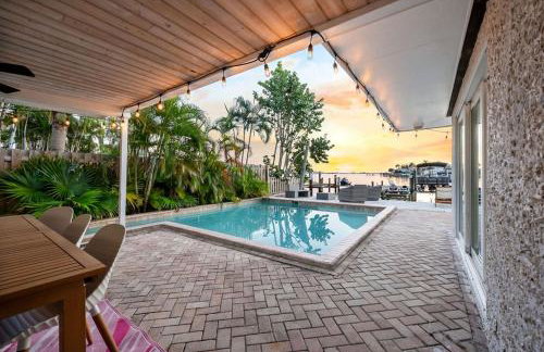 Pink Pony Villa - Waterfront Escape with Pool & Themed Rooms - Foto 2