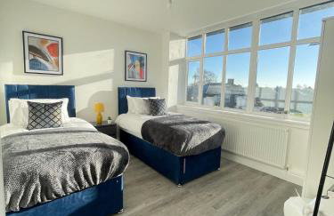 The Felix Apartments - 3 Bedrooms - FREE Parking - Close to train station - Photo 7