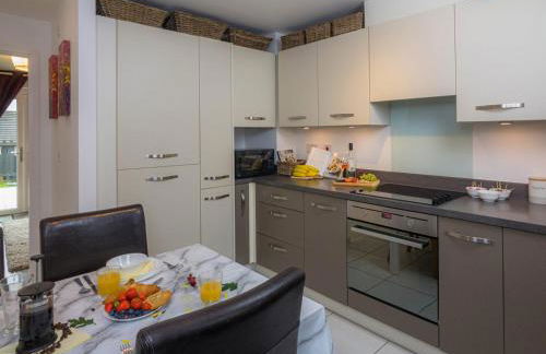 Modern 2 Bed House with Parking and Garden - Photo 5