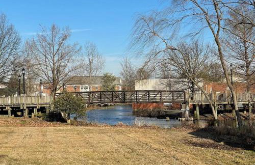 Poe Themed Home Close to Beaches and DE Turf - Foto 22