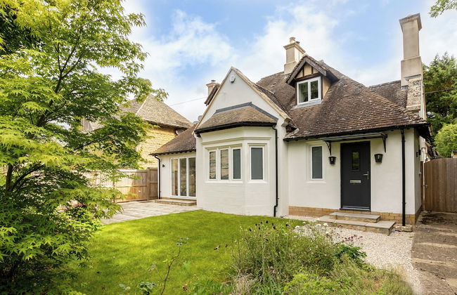 Stunning 5 Bed in the Centre of Bourton - Photo 35