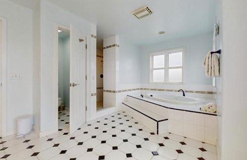 Camano Island Waterfront Modern Splendor - Foto 16