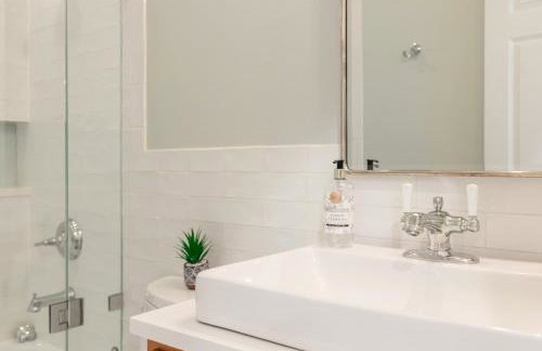 Windy City Getaway - 3BR 2BA Chicago Townhouse home - Photo 53