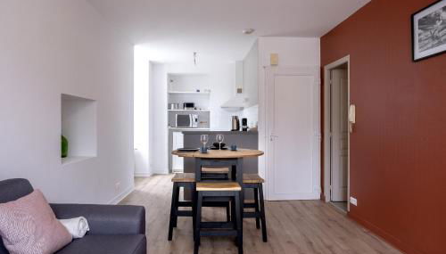 Gîte Terracotta de Segré ? cuisine ? chambre (lit queen size) ? salon - Photo 2