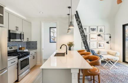 6BDR Luxe Pool Retreat • City Views Ping Pong Foosball Guest House Henley - Foto 29