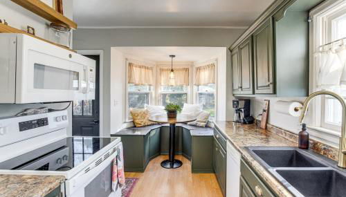 Updated and Charming! Waterloo Home with Patio - Foto 2